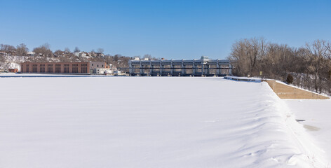 Fototapeta premium Centrale hydroélectrique en hiver, horizontal / panoramique