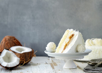 white coconut cake with creamy cream - obrazy, fototapety, plakaty