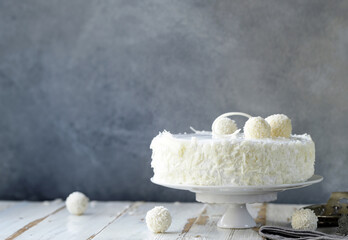 white coconut cake with creamy cream - obrazy, fototapety, plakaty