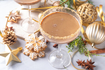 Obraz na płótnie Canvas Christmas Gingerbread martini cocktail, spicy winter alcohol cocktail with gingerbread syrup, on New Year Xmas decorated background 