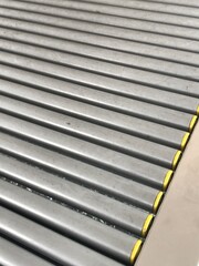 rodillos met&aacute;licos para deslizar los equipaje en el puesto de control