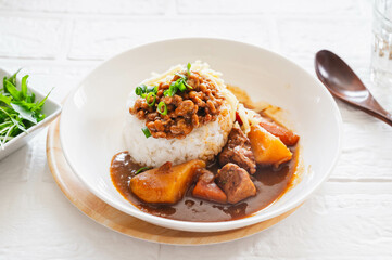 チーズをトッピングした納豆カレー