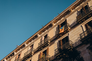 Fototapeta na wymiar flag of Catalonia on the balcony of an old house in Europe, old quarter in Barcelona, symbol of Catalonia
