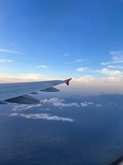 airplane in the sky - vista de um aviao no cue