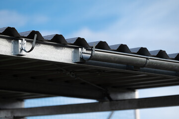 Detail of the roof gutter during installation