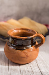 Jarrito con café, de fondo plato con tamales Comida típica mexicana. Día de la Candelaria	
