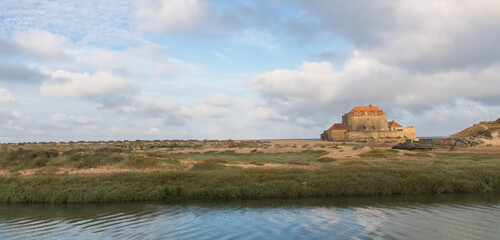Le fort d'Ambleteuse, aussi appelé fort Vauban ou fort Mahon, est un fort situé sur le littoral...