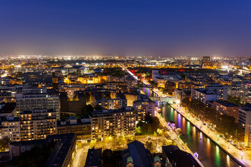 Vue aérienne du Nord-Est de Paris de nuit avec le Canal de l'Ourcq, 19e arrondissement