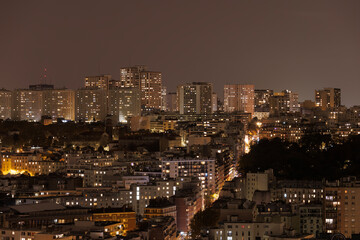 Vue aérienne de Paris de nuit, Place des Fêtes dans le 19e arrondissement