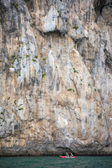 Vista de una canoa navegando bajo los acantilados de Laredo en Cantabria, España.