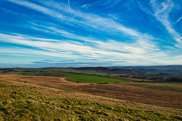 Obraz premium Beautiful landscape photo of the blue sky and nature at Sycamore Gap, UK