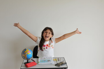 garota estudando feliz com a volta as aulas estudando em carteira escolar 