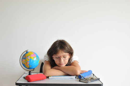 menina cansada sobre os livros na escola 