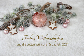 Weihnachtsschmuck auf Schnee dekoriert mit Weihnachtsgrüßen. Frohe Weihnachten und die besten wünsche für das Jahr 2024. - obrazy, fototapety, plakaty