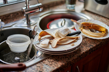 platos sucios en el fregadero de la cocina 