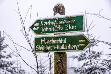 Erste Winterwanderung durch den verschneiten Thüringer Wald bei Tambach-Dietharz - Thüringen -...