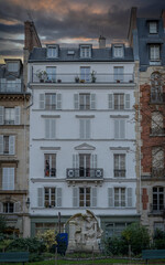 Obraz premium Paris, France - 11 18 2023: Saint Clotilde Basilica. View of statue in the park in front of a white building.