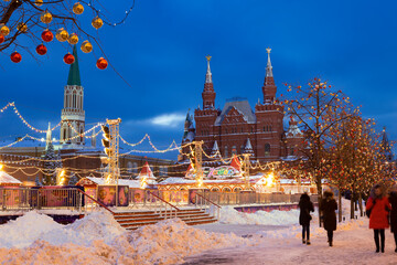 Obraz premium New Year's holidays on Red Square on a winter evening, Moscow, Russia