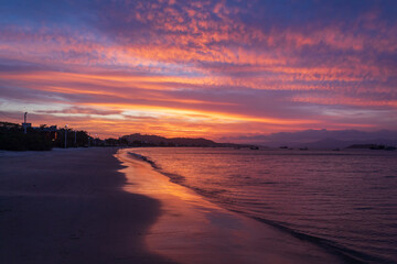crepúsculo e nuvens coloridas na praia da Cachoeira do Bom Jesus Canasvieiras Florianopolis Santa Catarina Brasil Florianópolis