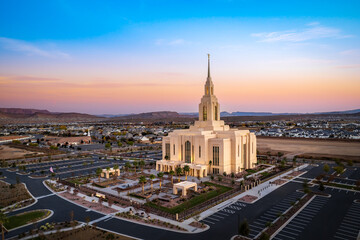  The Red Cliffs Lds temple in Saint George Utah  - obrazy, fototapety, plakaty