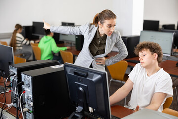 Teacher is dissatisfied with student during classes in the computer class of the school