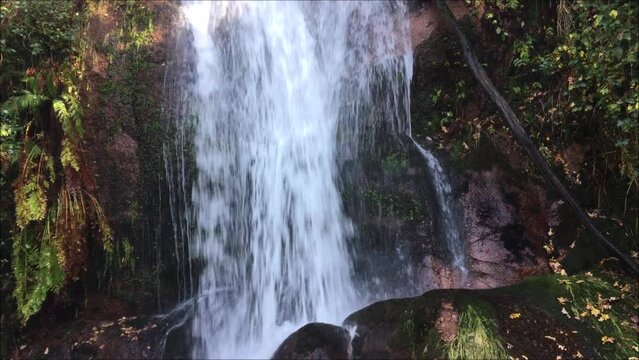 &Aacute;gua a correr numa cascata de uma montanha, fluxo de uma queda de &aacute;gua de um pequeno rio