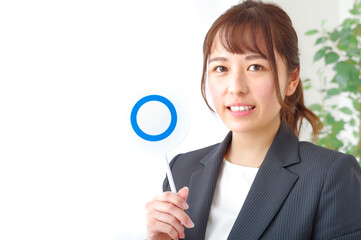 マルのプレートを示すキャリアウーマン