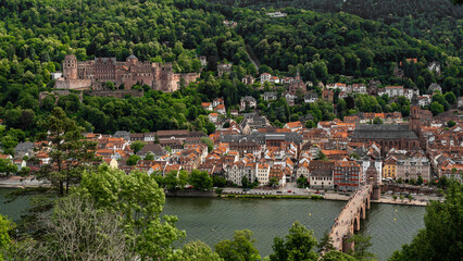 Fototapeta na wymiar Das Heidelberger Schloss mit der historischen Altstadt und der Alten Bürcke über den Neckar, Deutschland.