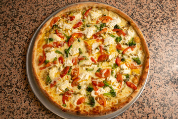 white pizza with tomatoes and broccoli