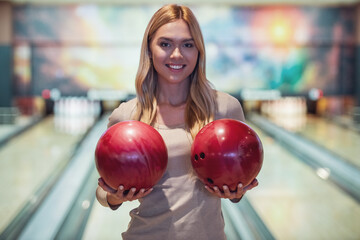 Fototapeta na wymiar Girl playing bowling