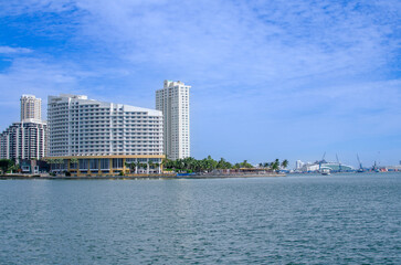 Fototapeta premium Photography of a Florida Bay with building in background.