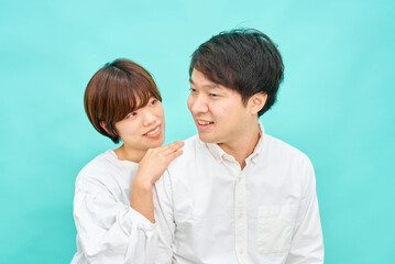 親しい雰囲気の男女