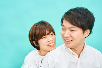 親しい雰囲気の男女