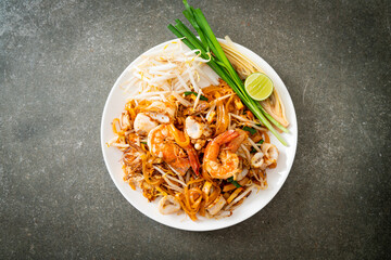 Pad Thai Seafood - Stir fried noodles with shrimps, squid or octopus and tofu - obrazy, fototapety, plakaty
