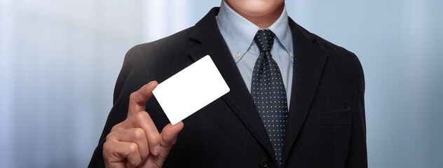 白いカードを持っているビジネスマン - obrazy, fototapety, plakaty
