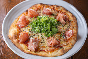 おいしそうな生ハムのピザ