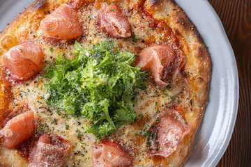 おいしそうな生ハムのピザ