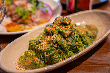 緑色の美味しいパスタ おしゃれ