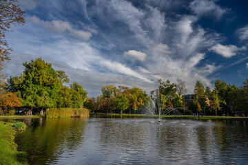 Fototapeta na wymiar Fountain in Park Pond