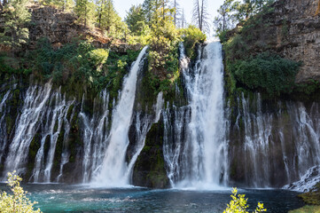 Obraz premium McArthur-Burney Falls Memorial State Park cascading waterfall over a rock wall.