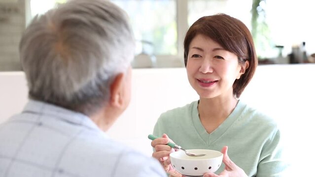 日本の老後、食事介助する家族