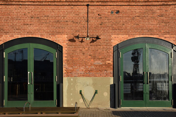 レトロなレンガ倉庫の壁とアンティークな扉
