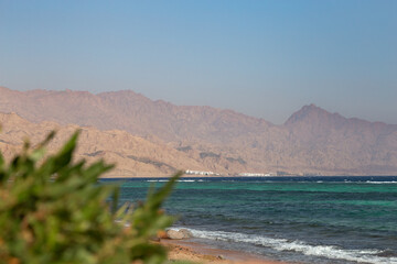 Beautiful beach in Dahab with desertic mountains behind