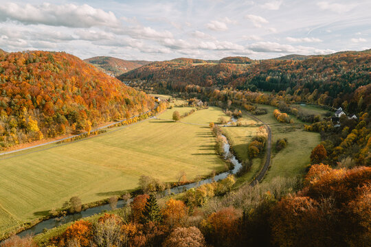 Blick von der Burgruine Neideck in das herbstliche Wiesenttal in der Fr&auml;nkischen Schweiz