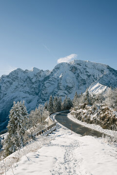 verschneite Rossfeld Panorama Stra&szlig;e mit Blick auf den hohen G&ouml;ll bei Sonnenschein