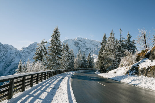 verschneite Rossfeld Panorama Stra&szlig;e mit Blick auf den hohen G&ouml;ll bei Sonnenschein