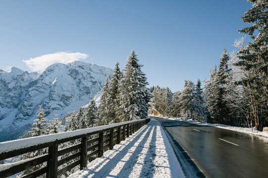 verschneite Rossfeld Panorama Stra&szlig;e mit Blick auf den hohen G&ouml;ll bei Sonnenschein