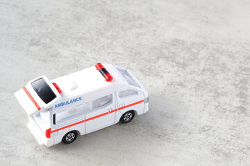 出動する救急車
