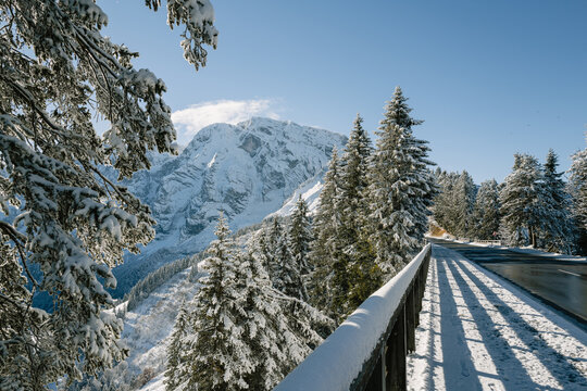 verschneite Rossfeld Panorama Stra&szlig;e mit Blick auf den hohen G&ouml;ll bei Sonnenschein