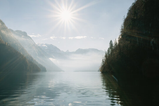 K&ouml;nigssee mit leichtem Dunst im Herbst